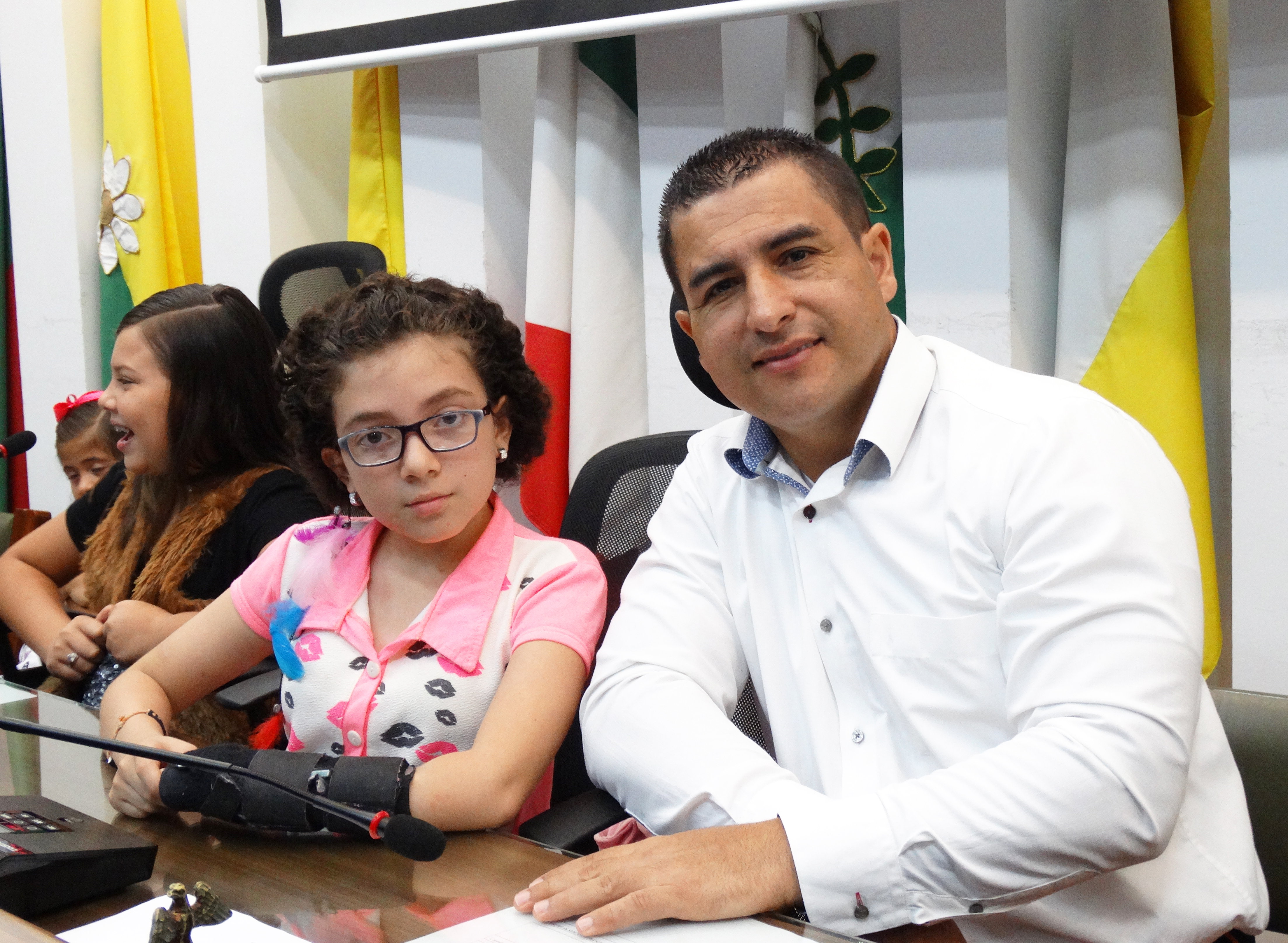 Dahiana García y presidente de la Asamblea